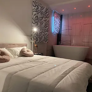 https://sweethome33-catania.taorminaitalyhotels.com